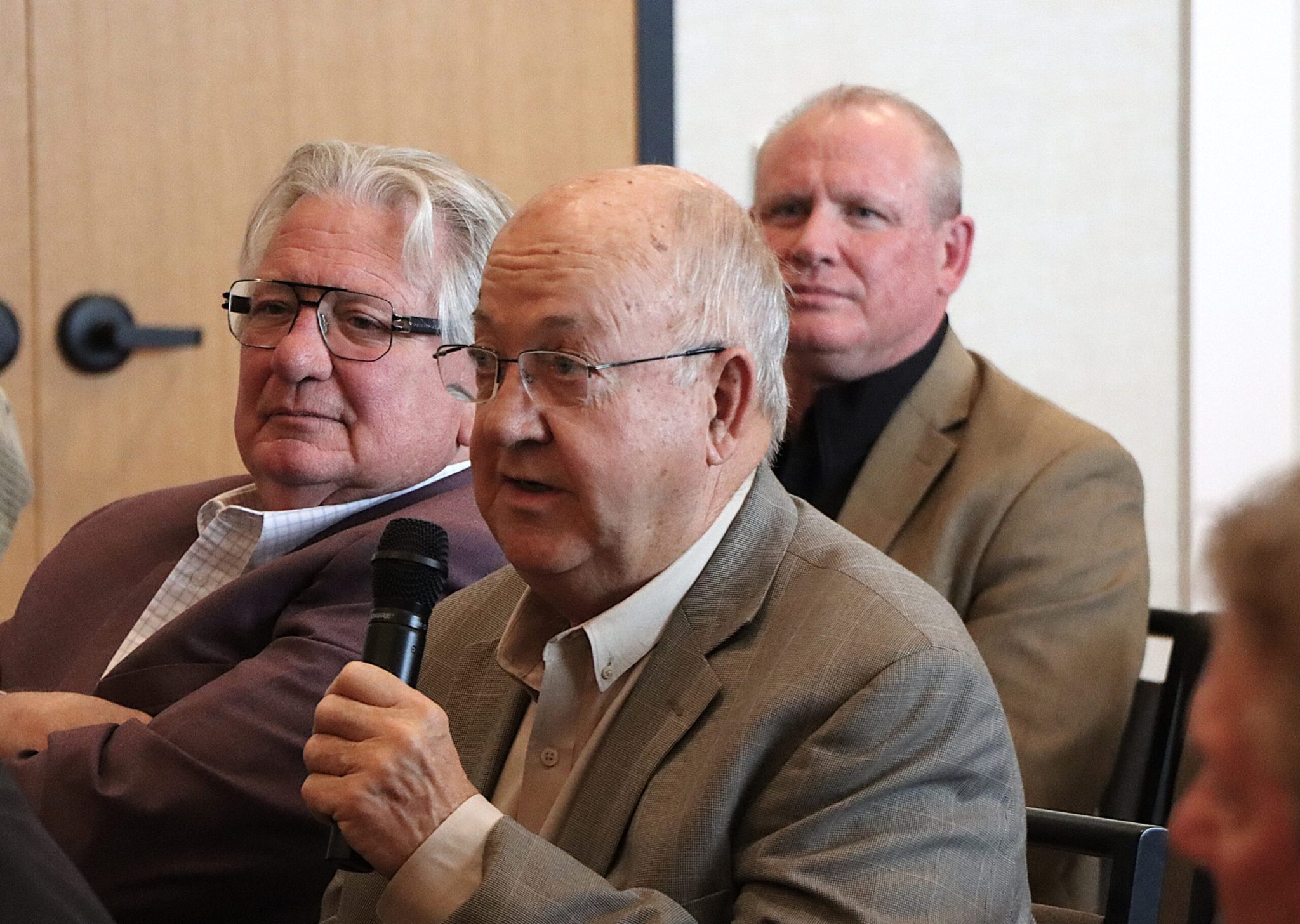 Glenn Muller, executive director of the South Dakota Pork Producers Council, asked Gov. Larry Rhoden a question at a town hall event in Sioux Falls on Nov. 20, 2025. (Photo by Patrick Lalley/Sioux Falls Live)