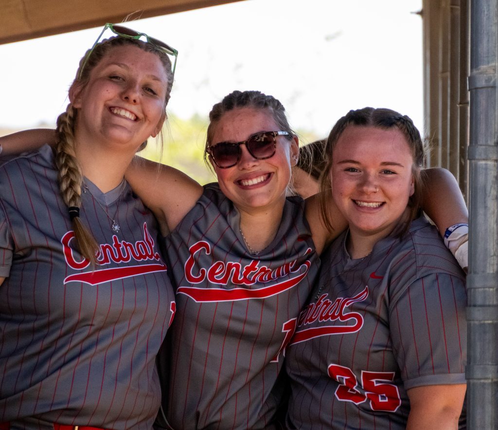 #15 Katie Crandall, #10 Piper Henstein and #35 Savanna Suckow